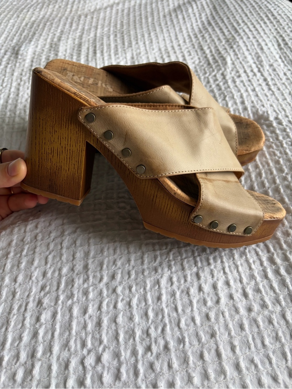 Korks Beige Leather Crossover Platform Mules